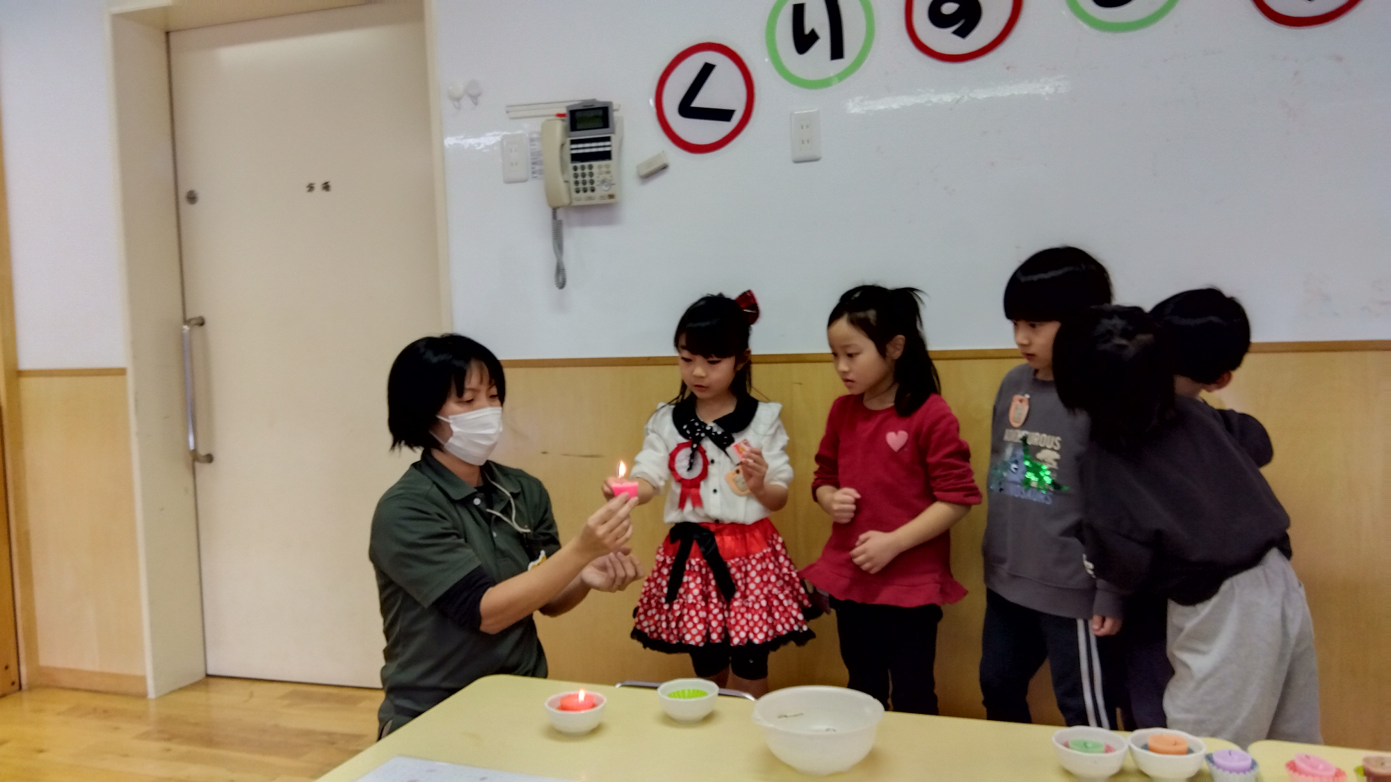 キャンドルの火をつける子ども