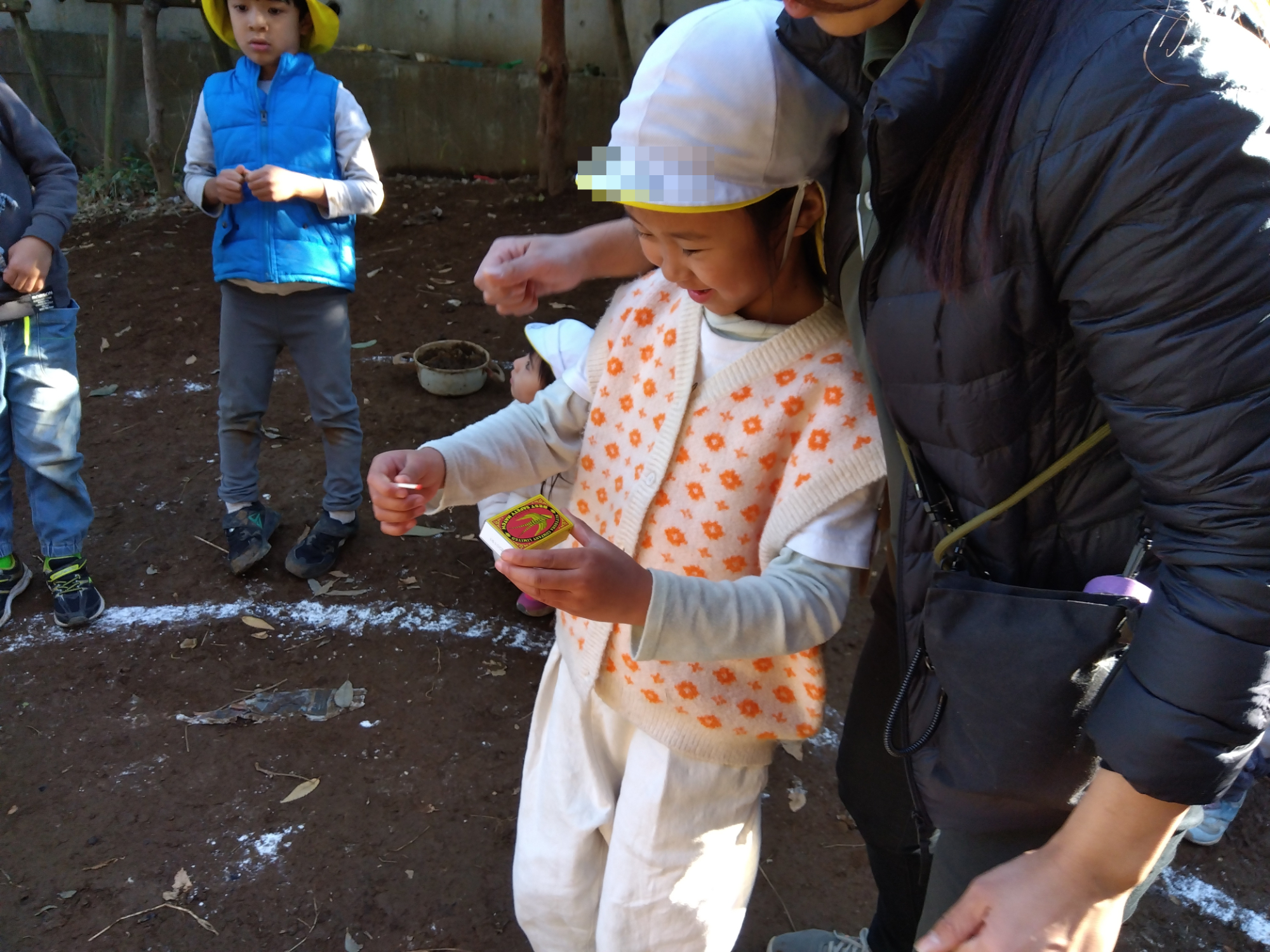 マッチを擦る子ども