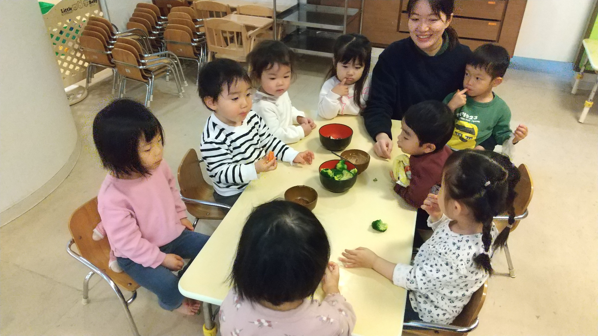 味噌を楽しむ子どもたち