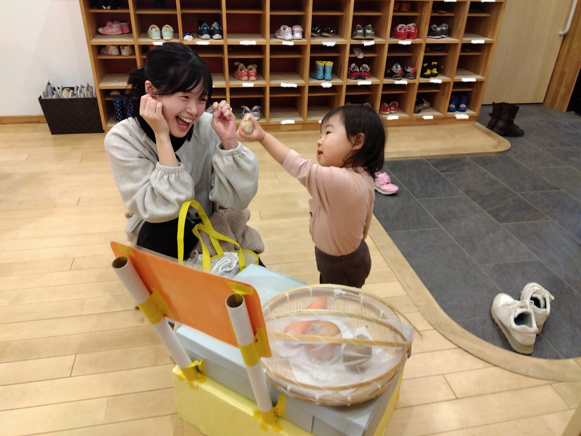 野菜をお母さんに見せる子ども