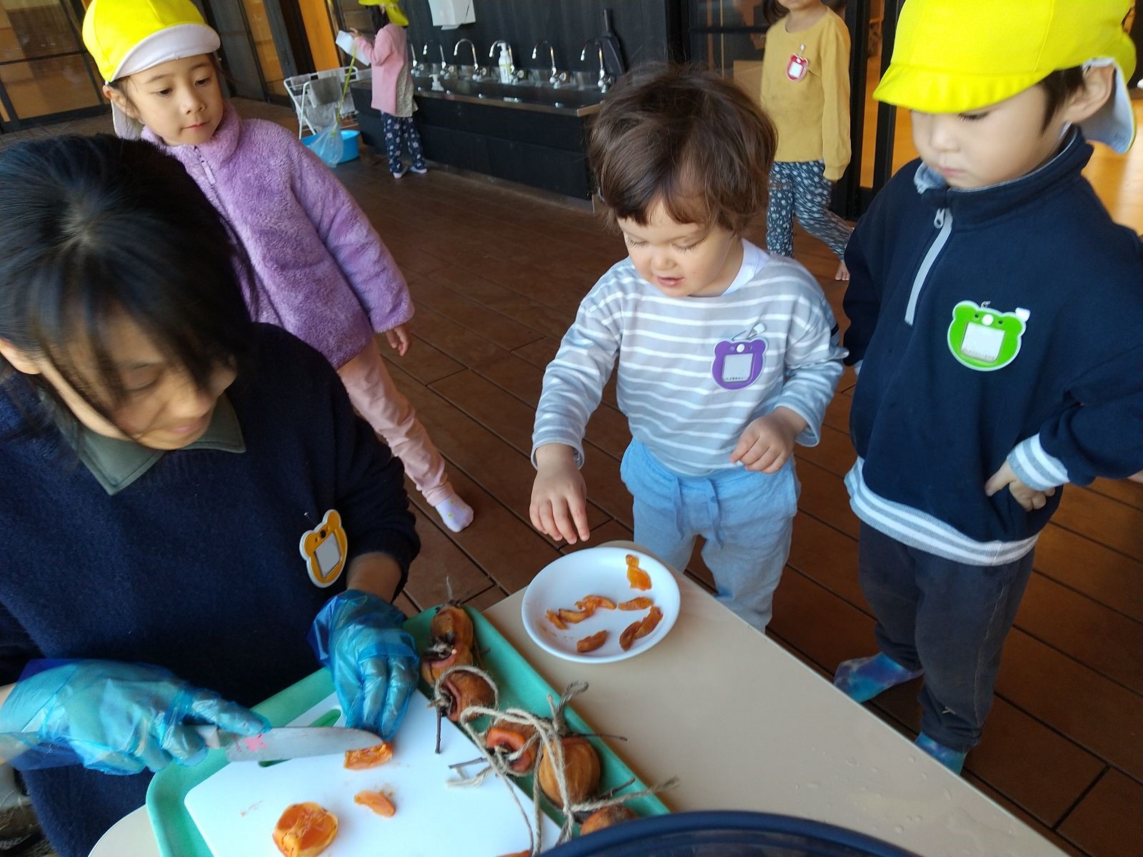 干し柿を手に取る子ども