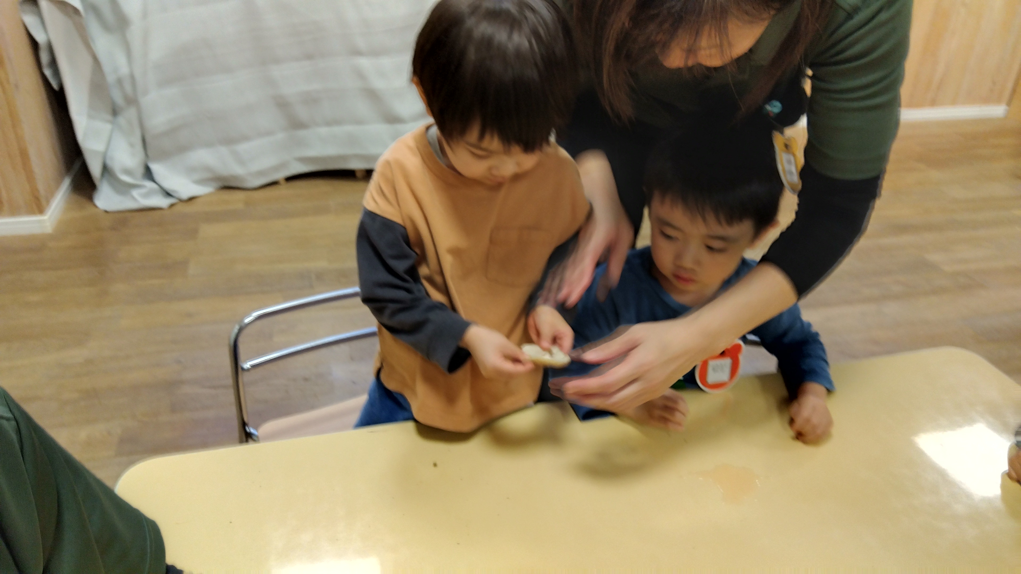 しいたけの感触を確かめる様子