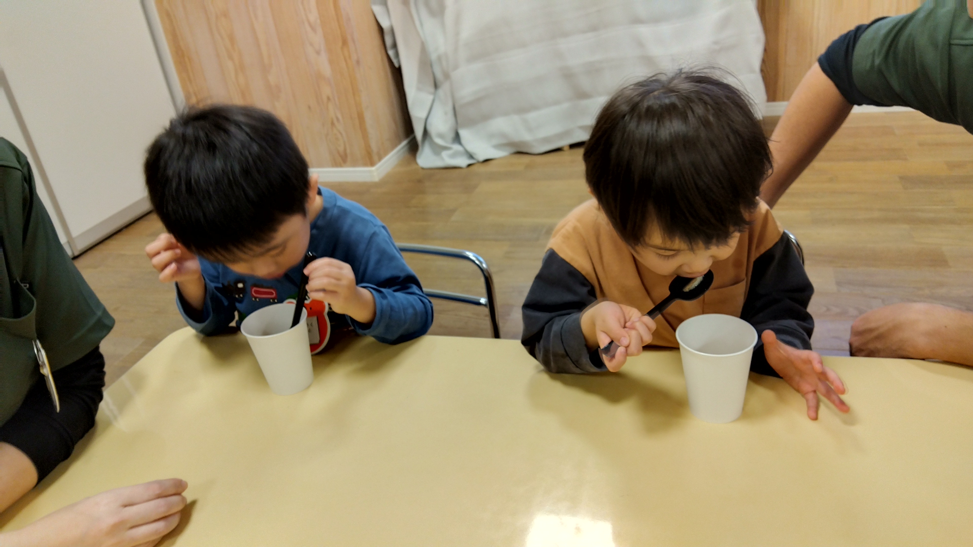 スープを飲む子ども