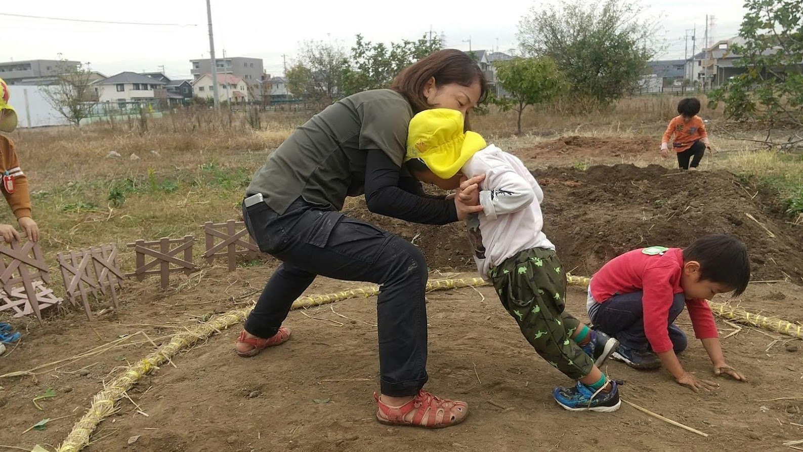 スタッフと相撲をとる子ども