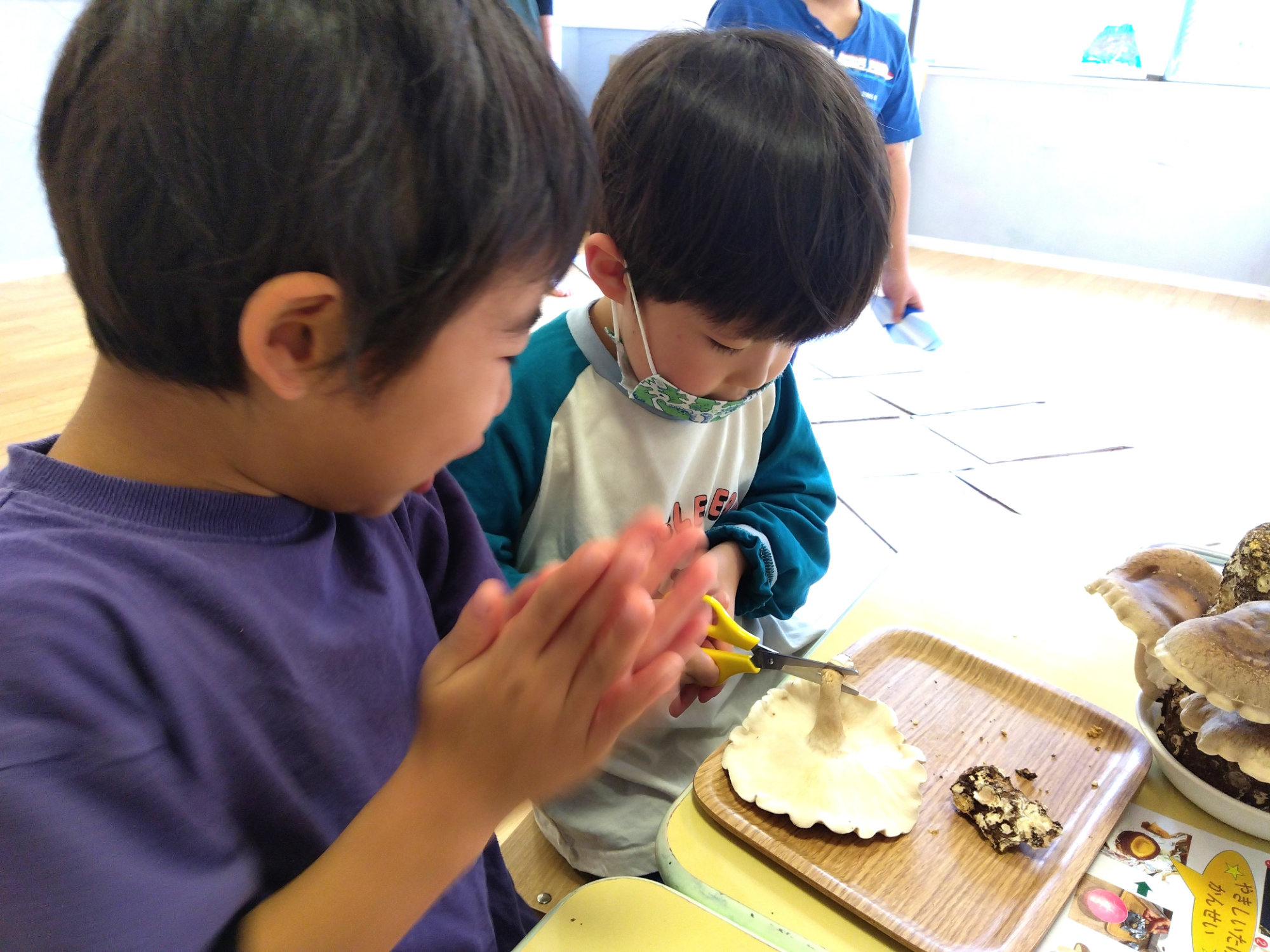 石づきを切る子ども