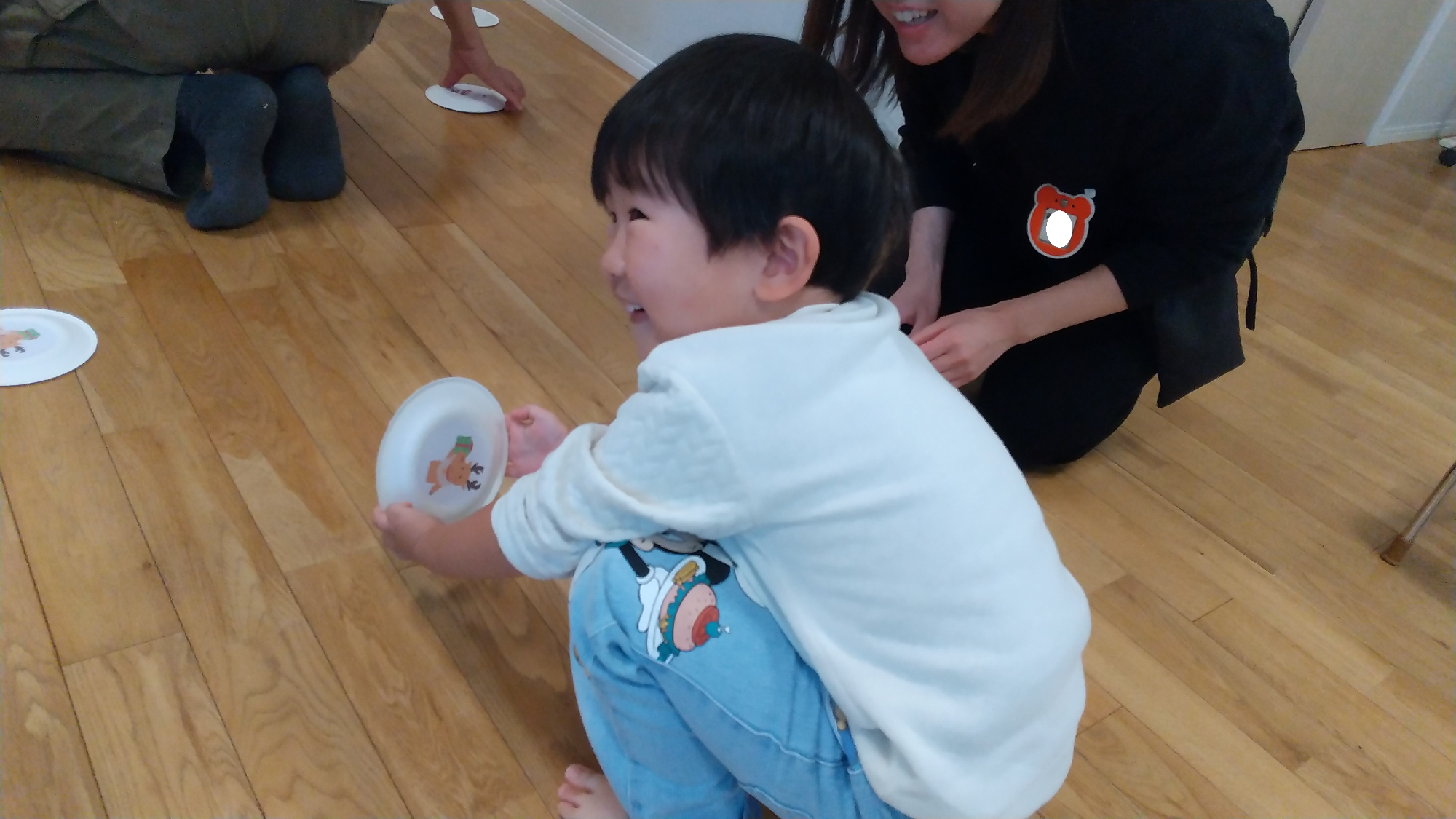 紙皿をひっくり返す子ども