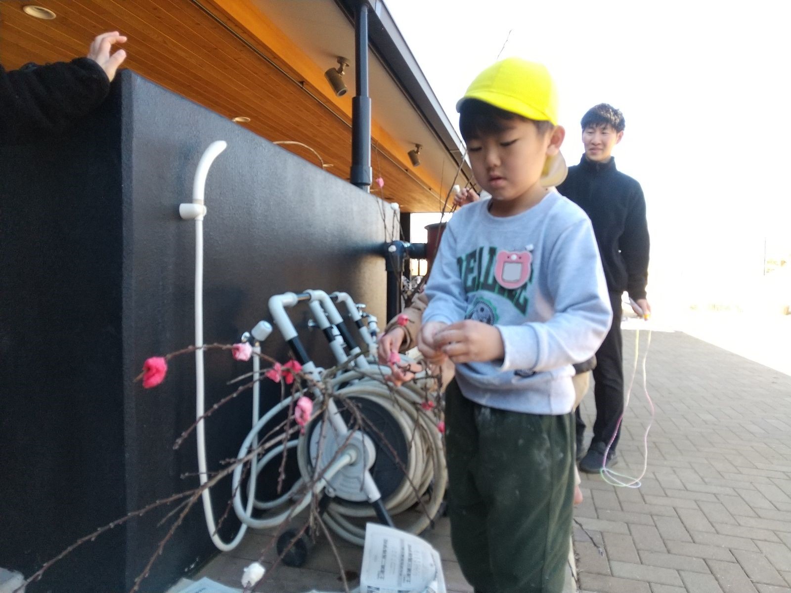 木の枝に餅をつける子ども