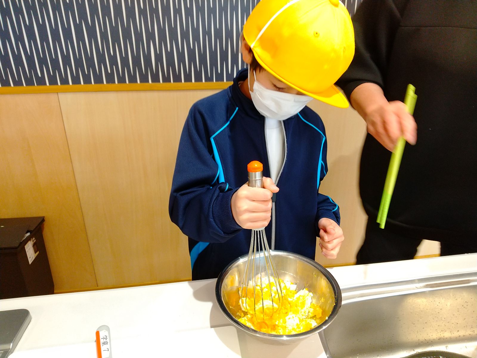 玉子をつぶす子ども