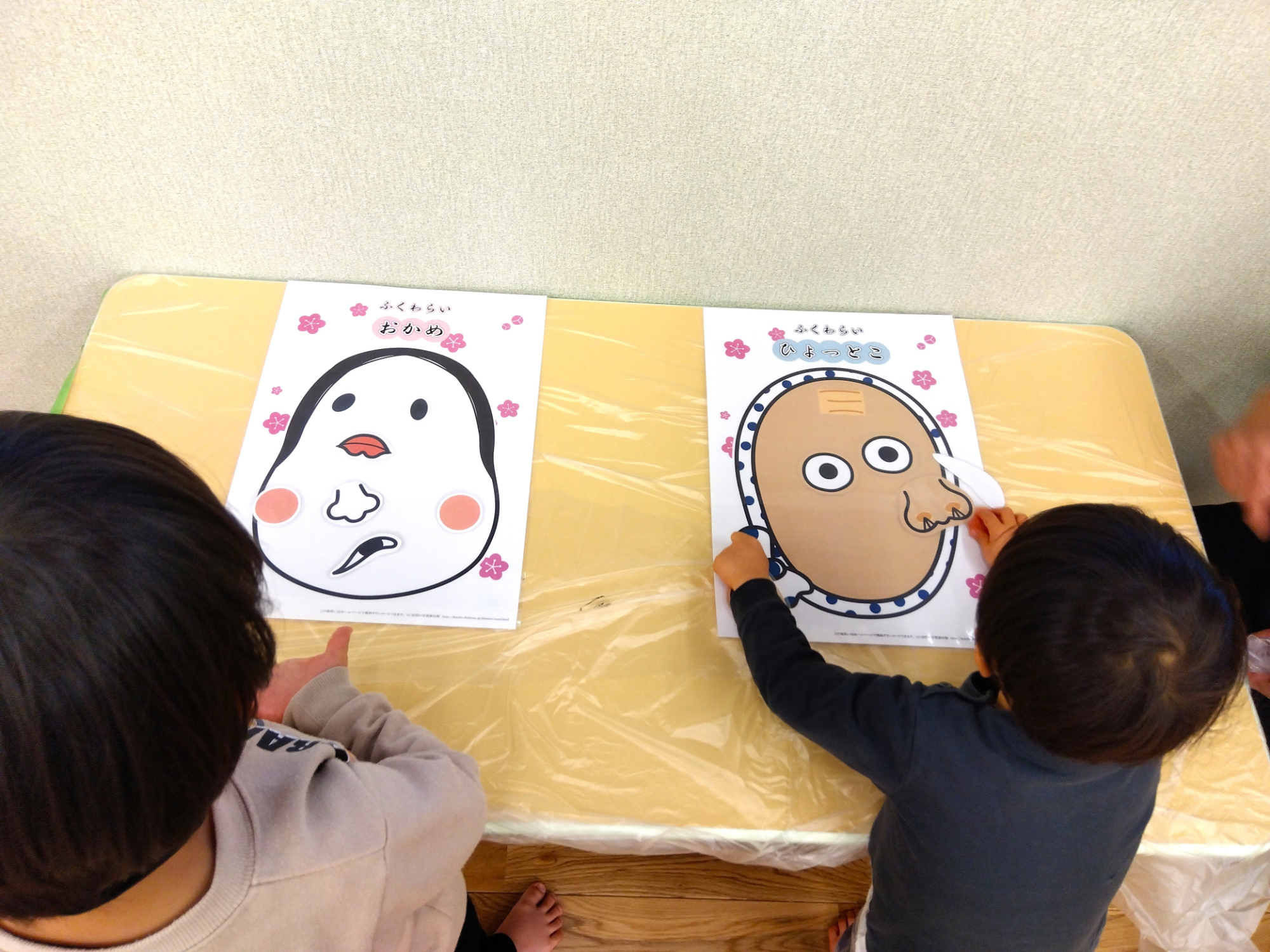 福笑いをする子どもたち