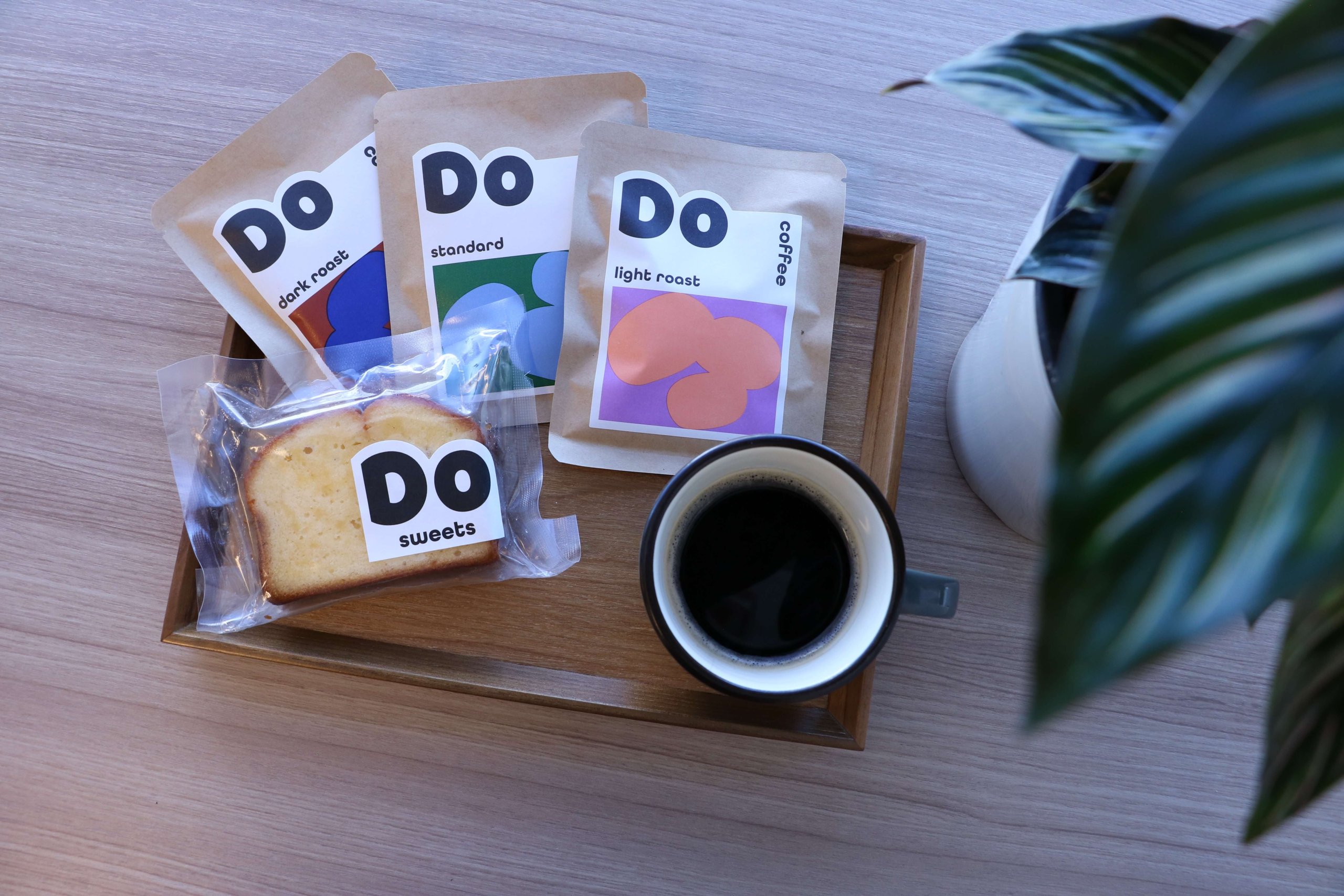 カフェでは自家焙煎珈琲とパウンドケーキを楽しめます