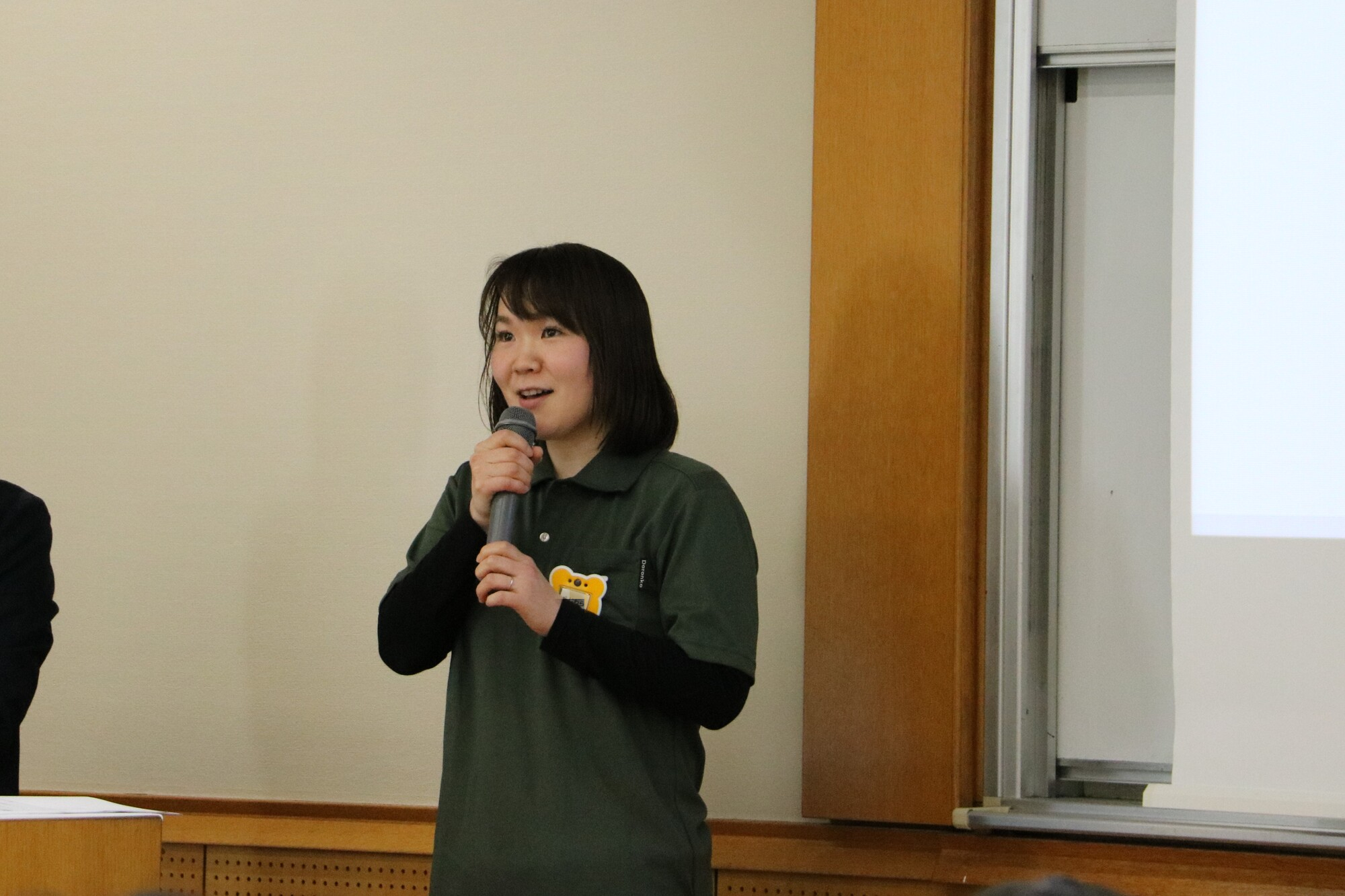 デンマークでの保育体験を語っている先輩スタッフ