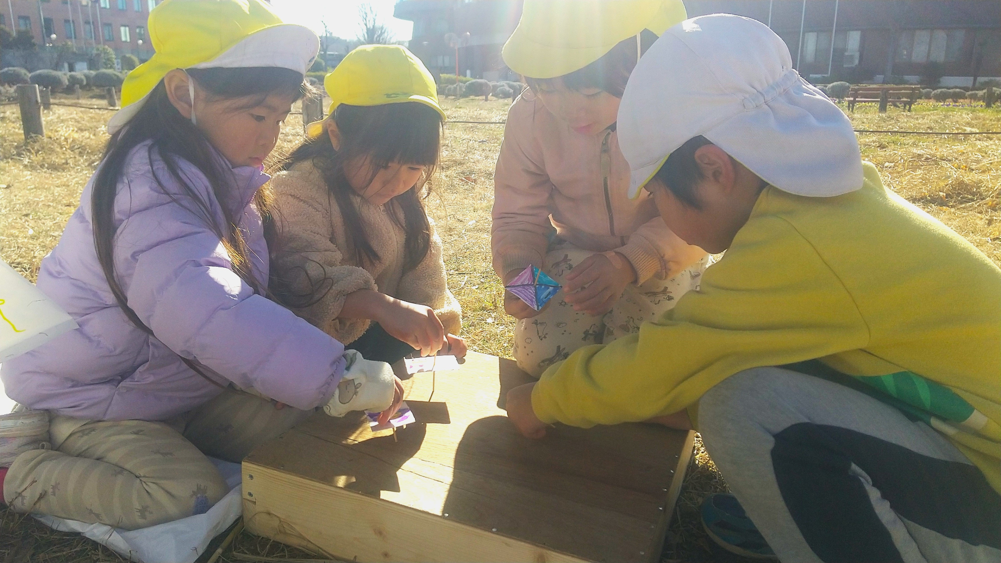 コマで遊ぶ子どもたち