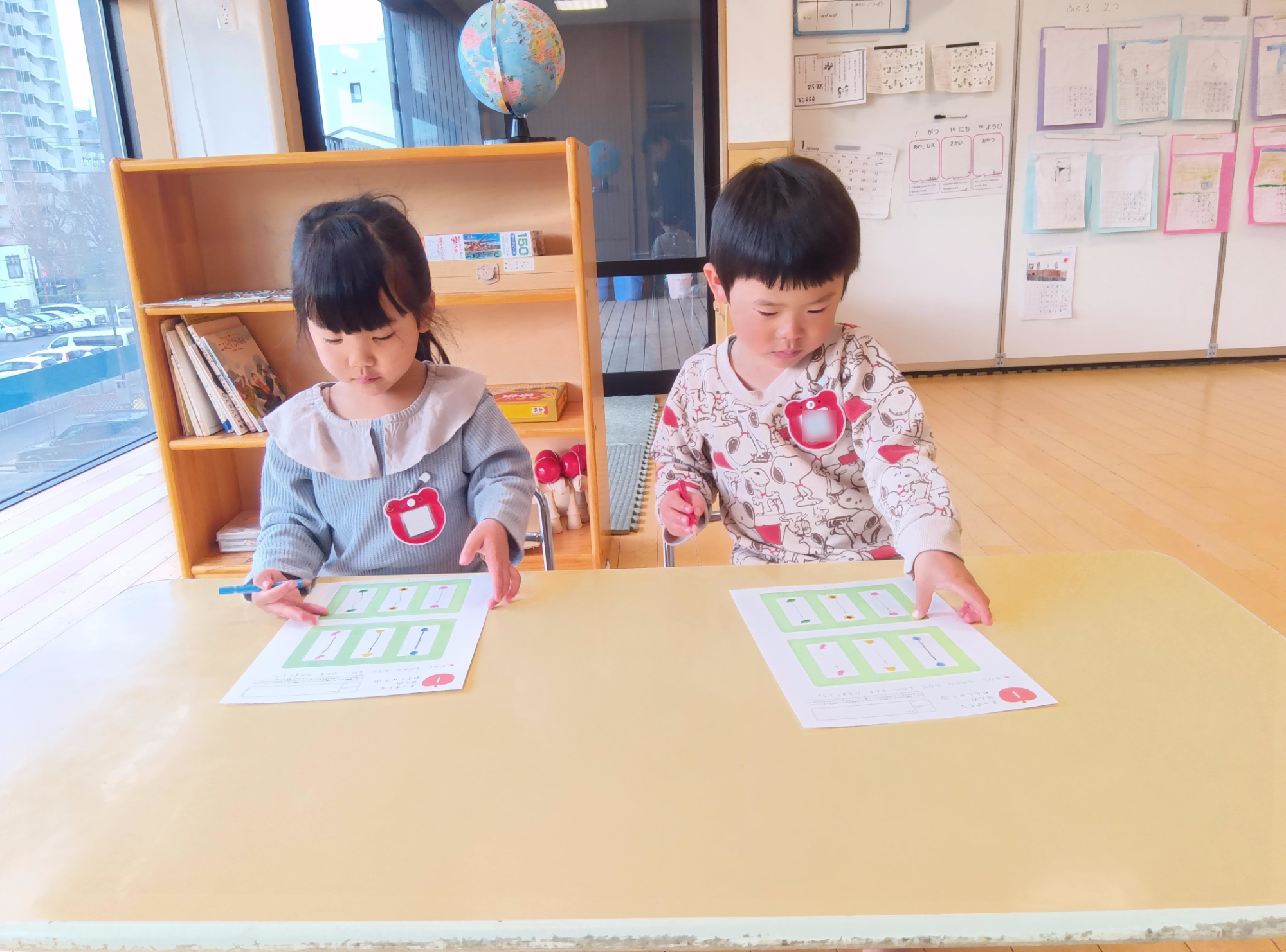 自分の引いた線を確認する様子