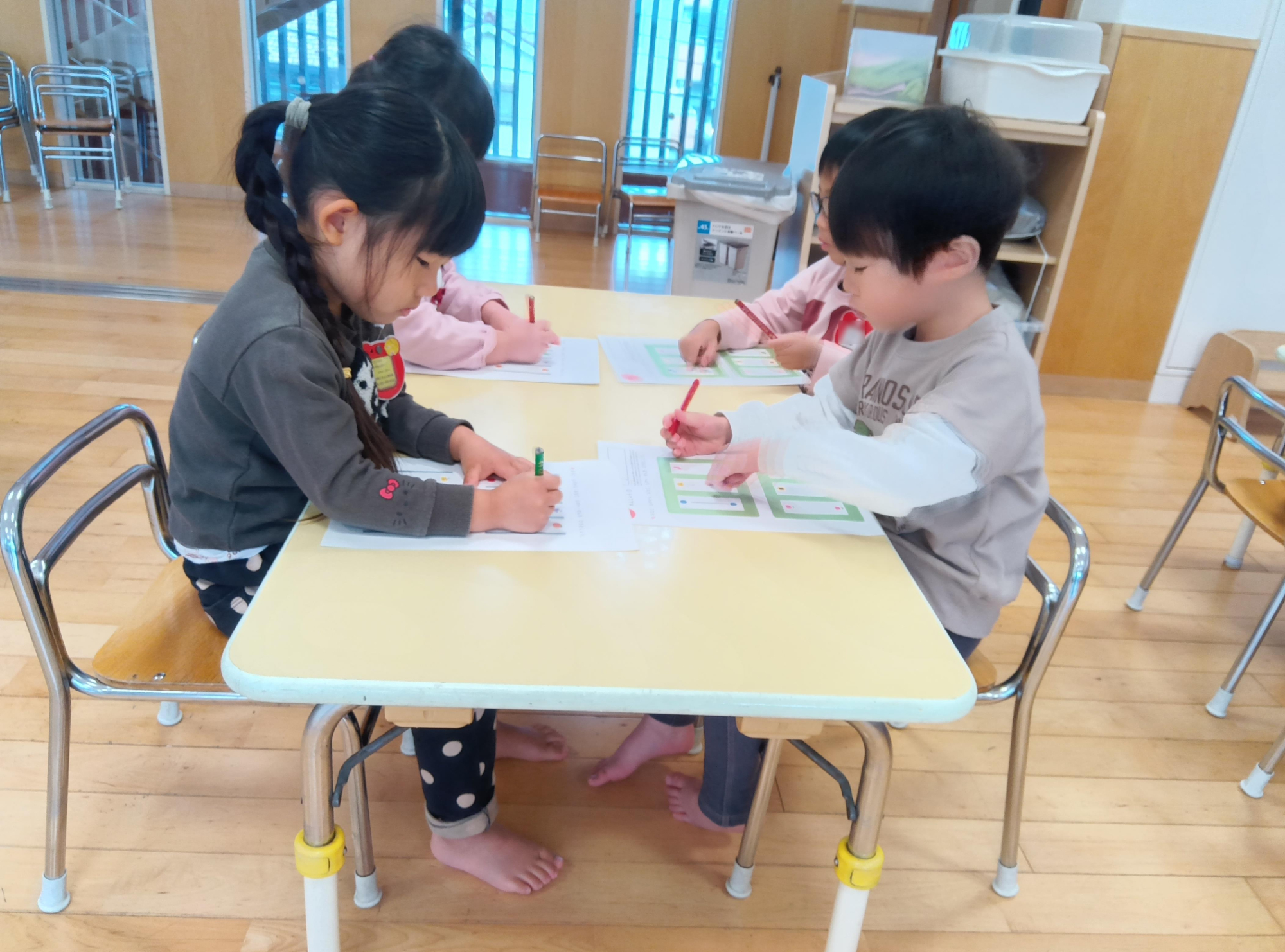 姿勢を正して線を引く子どもたち