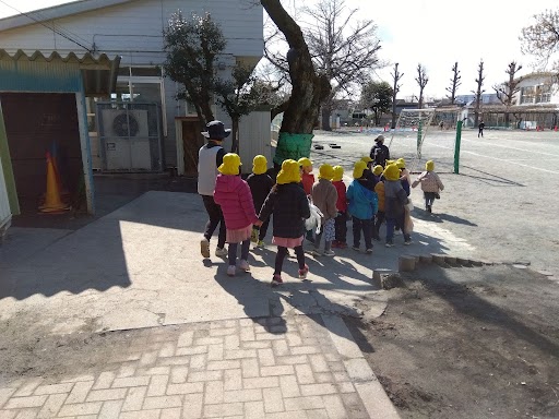 小学校を見学する子どもたち