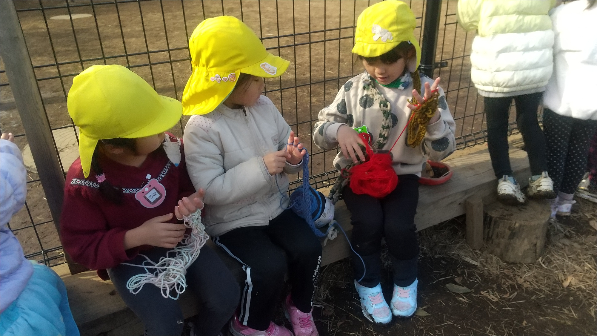 編み物をする子どもたち