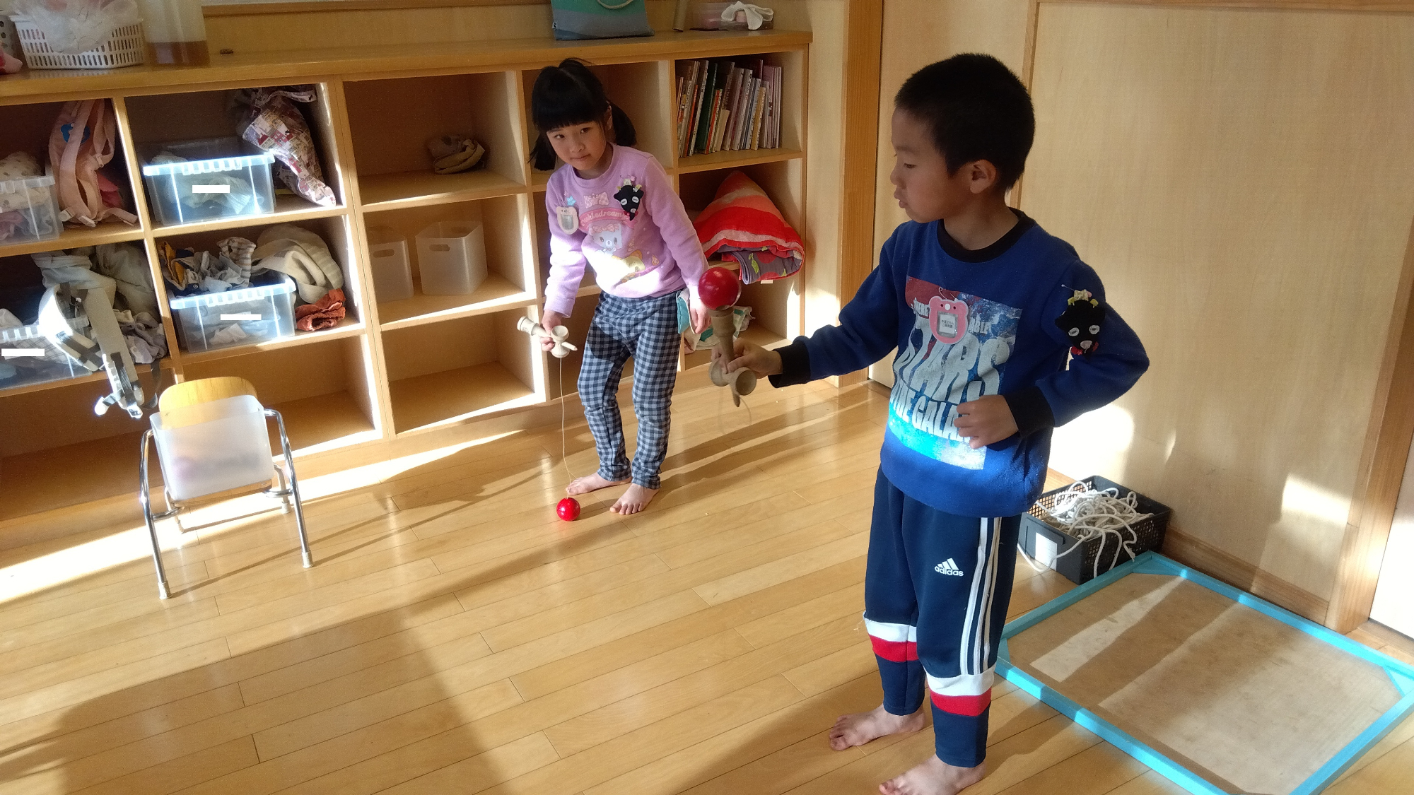 けん玉をする子どもたち