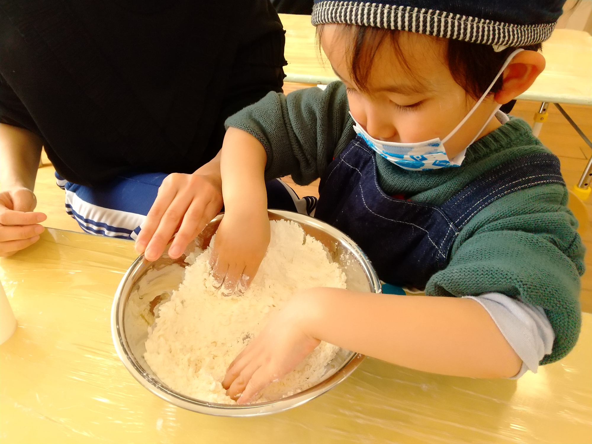 小麦粉と水を混ぜる様子