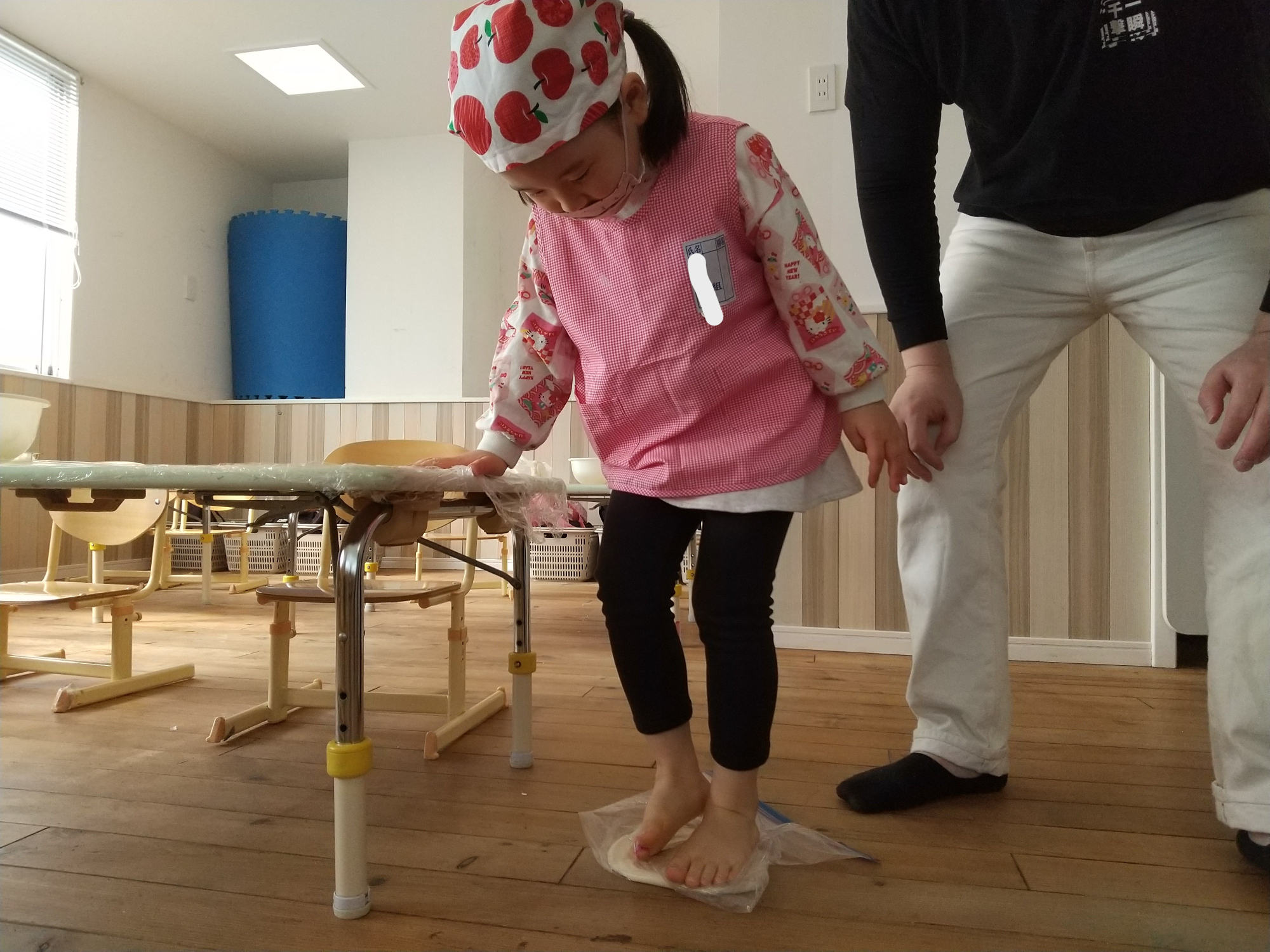 生地を足で踏む子ども