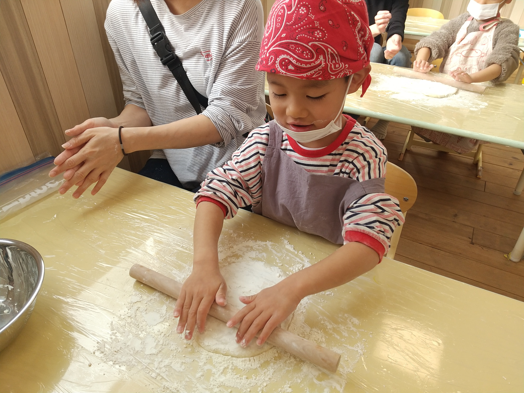 麺棒で生地を伸ばす様子