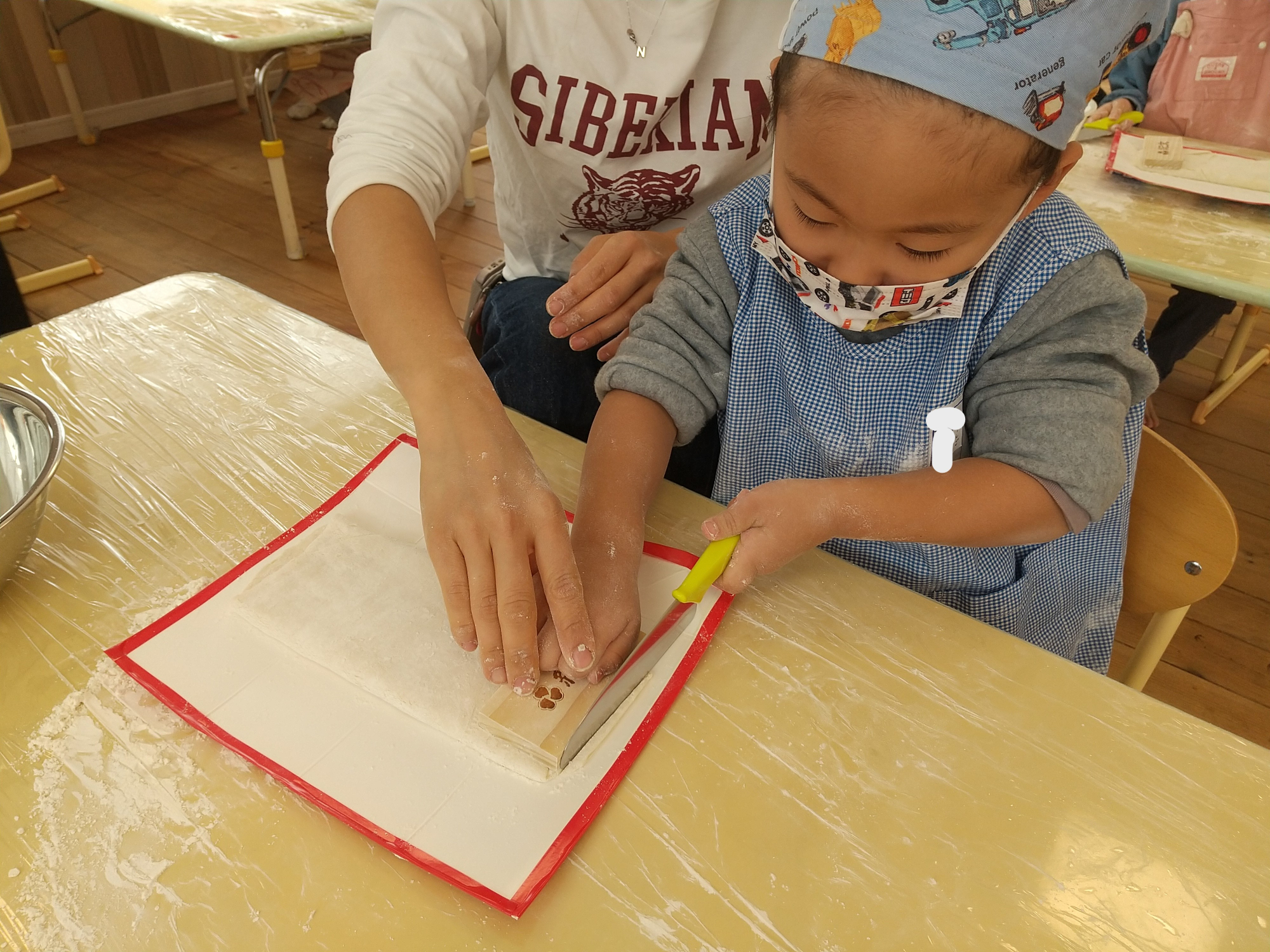生地を切る子ども