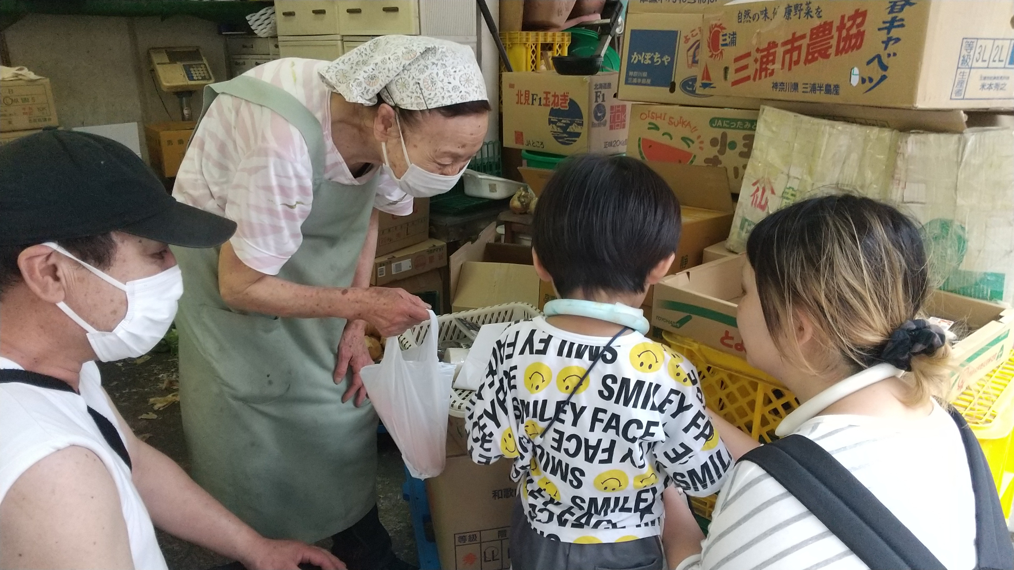 八百屋さんで買い物をする子ども