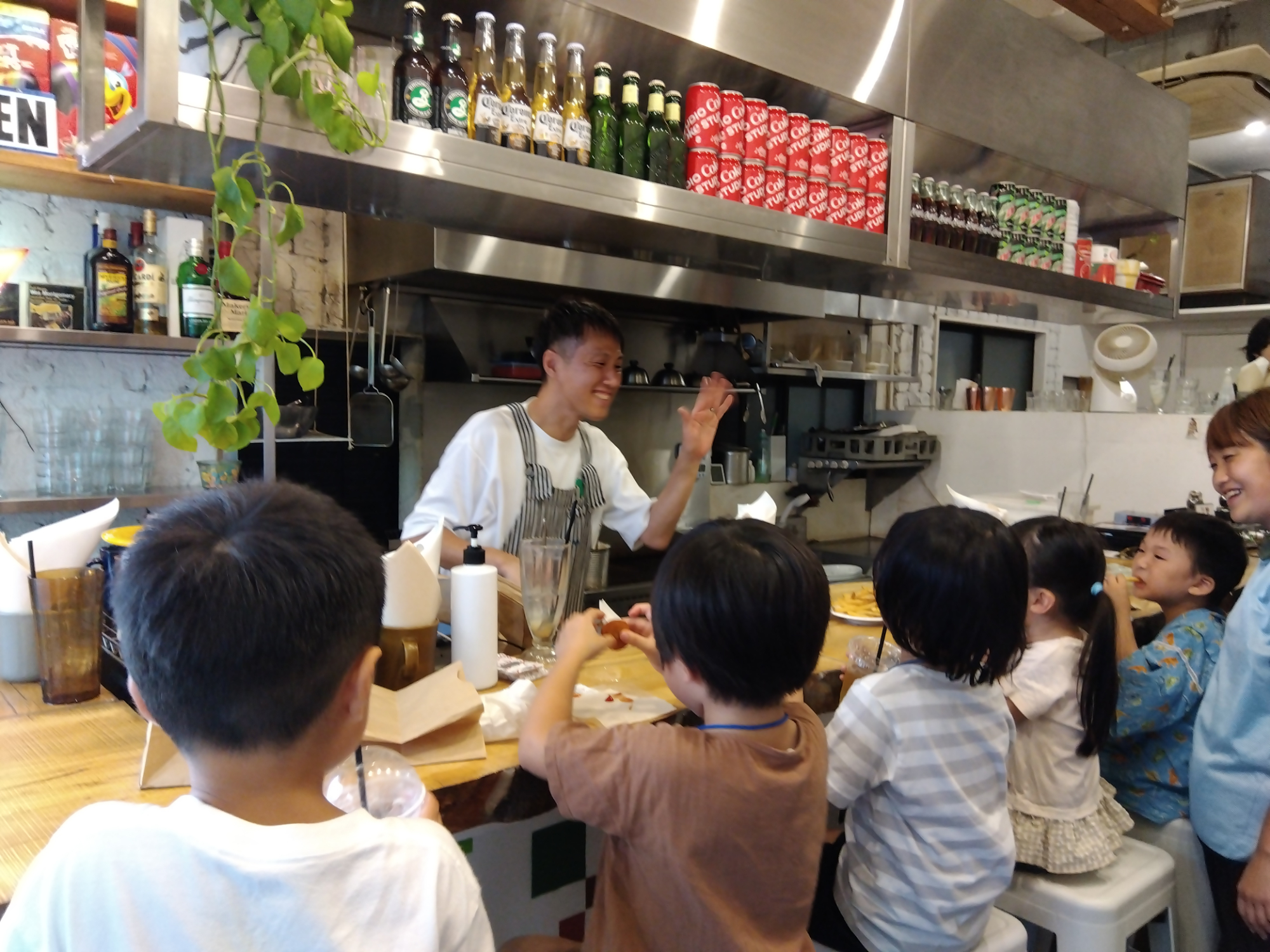 談笑する店長さんと子どもたち