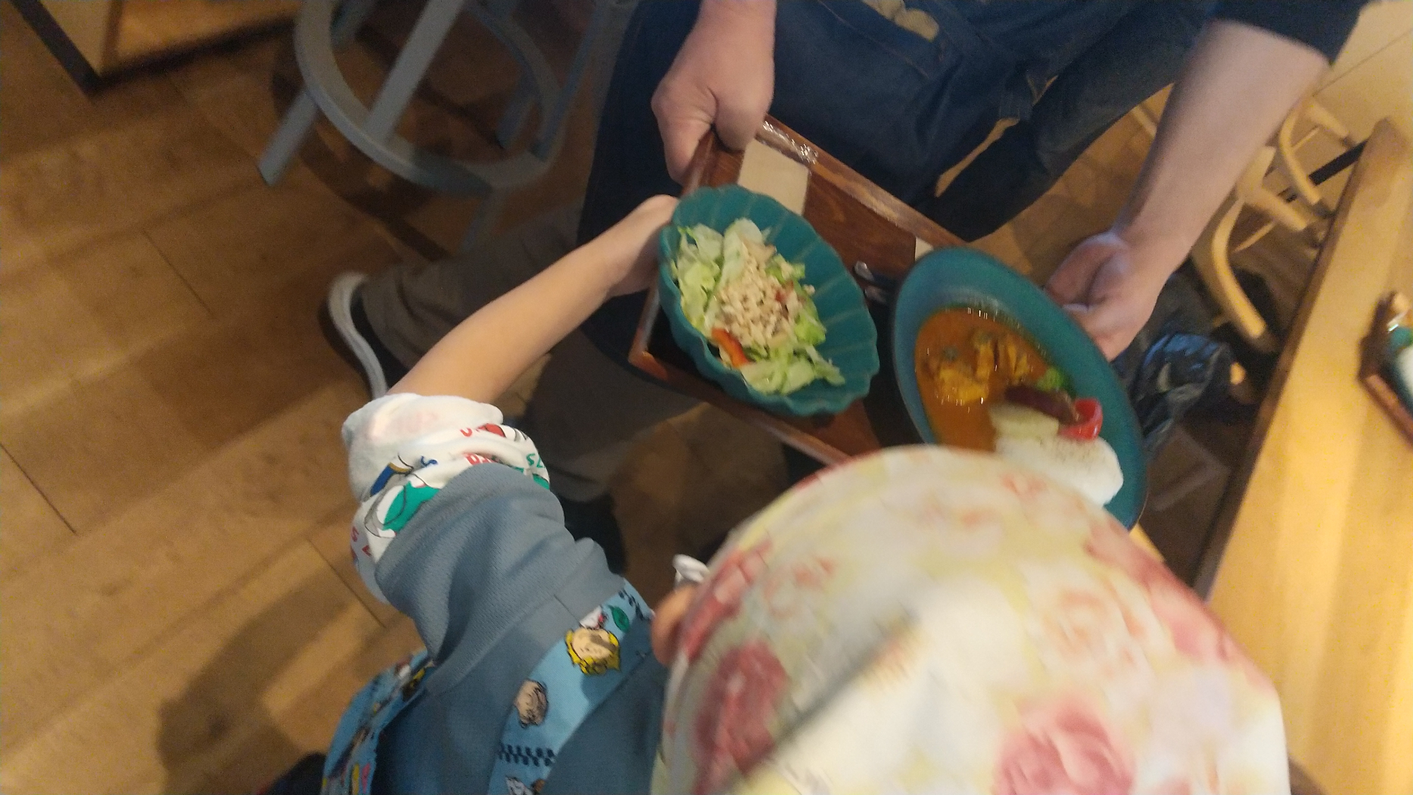 配膳する子ども