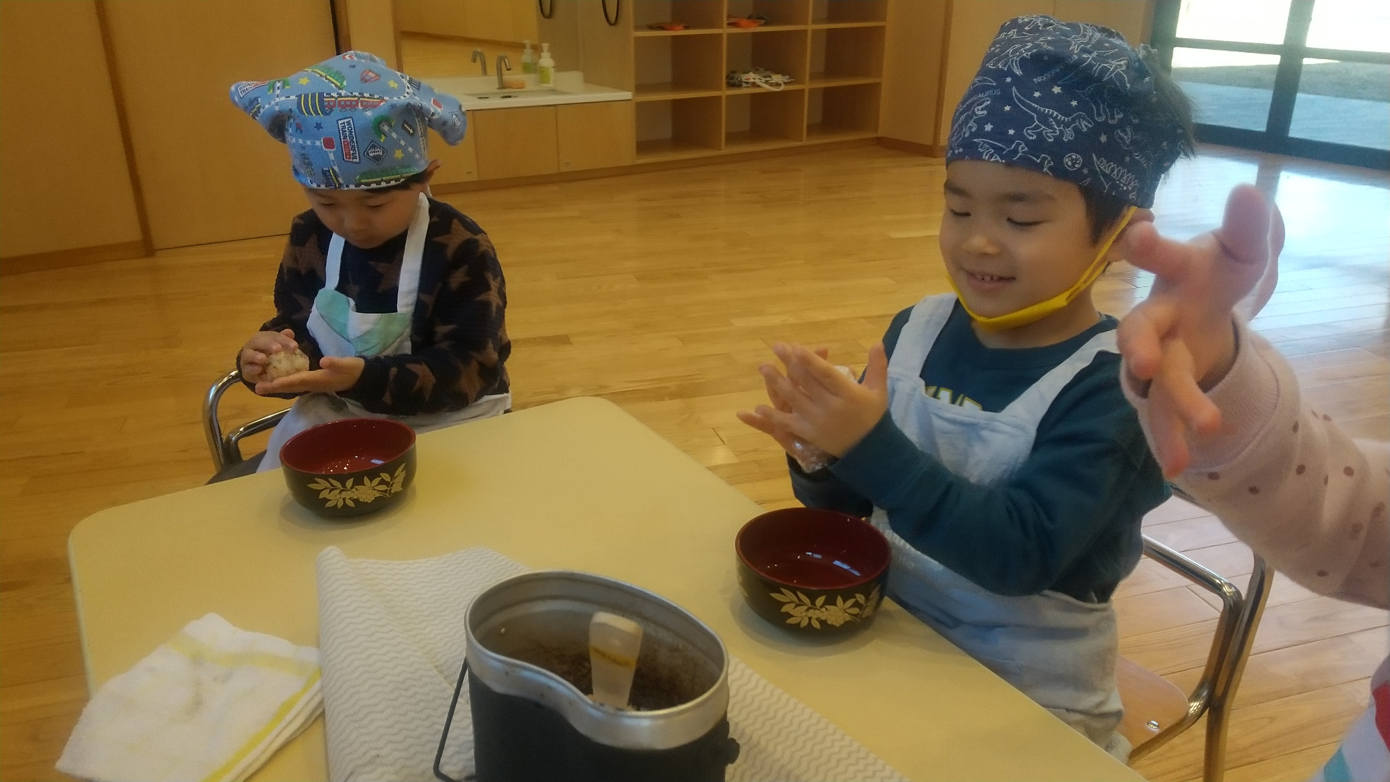 おにぎり作りの様子