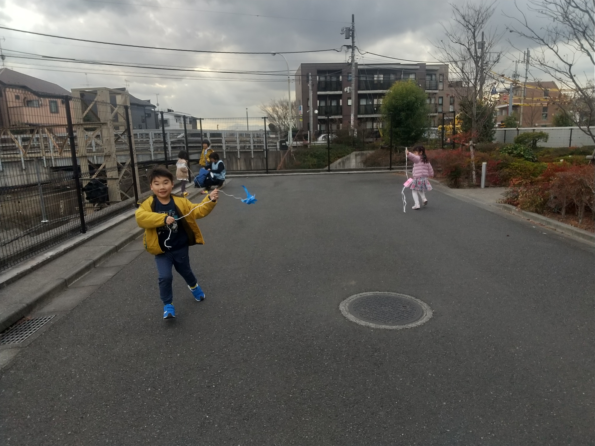 思い思いの凧を揚げる様子
