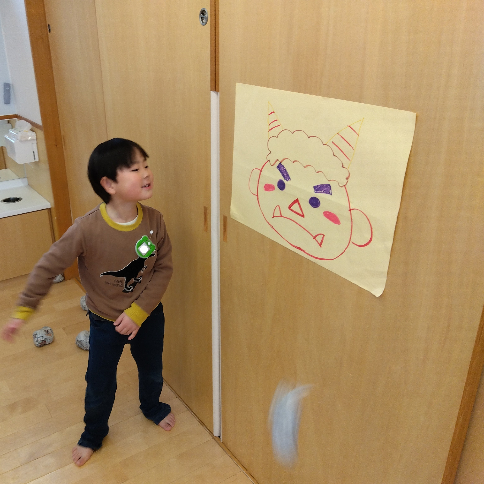 模造紙の鬼と子ども