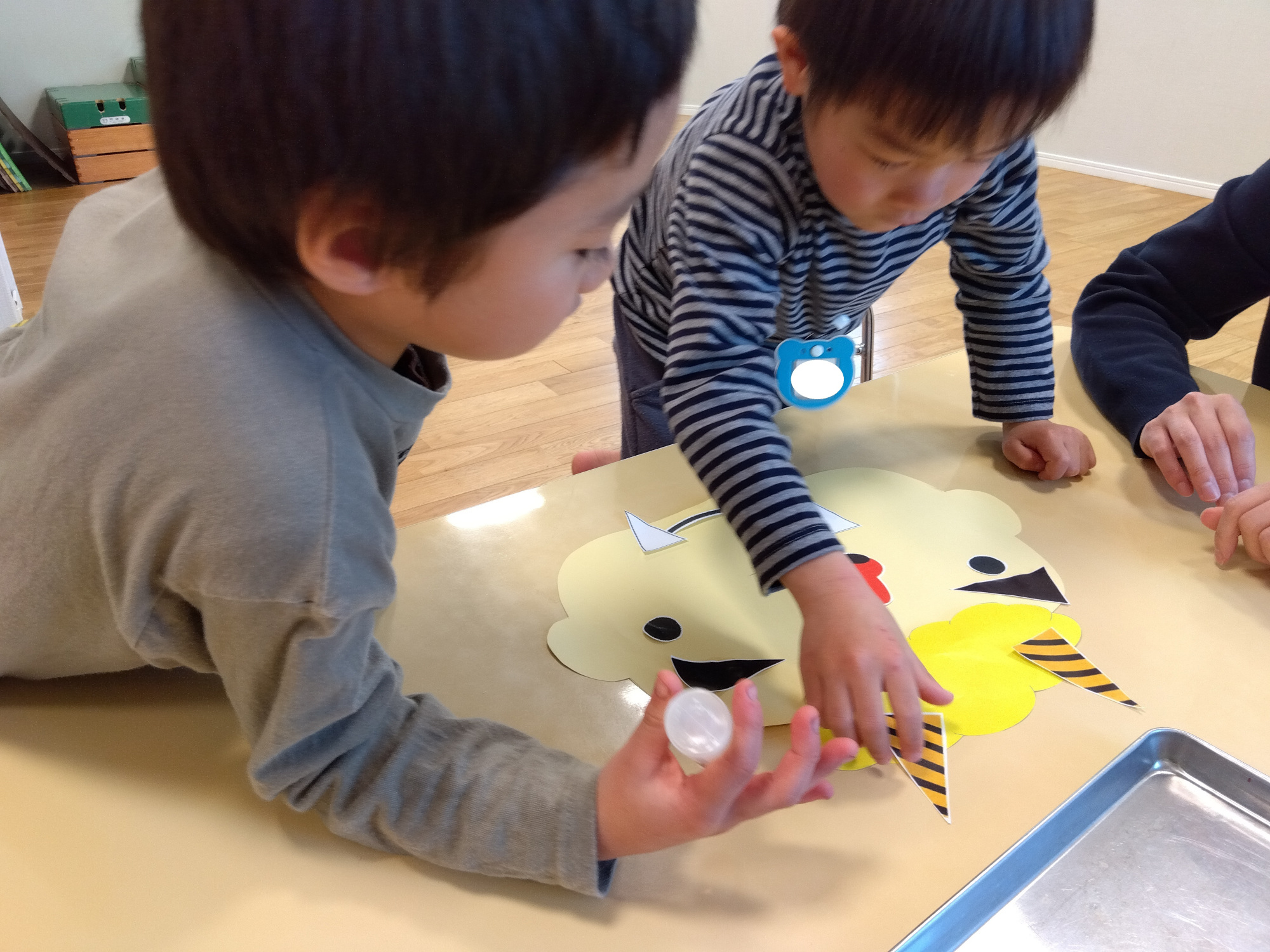 鬼のお面を作る子どもたち