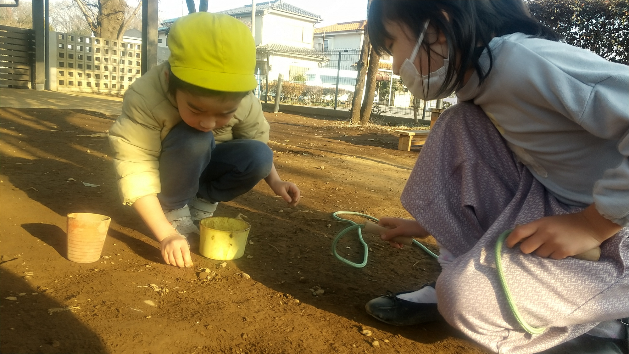 砂遊びをする子どもたち