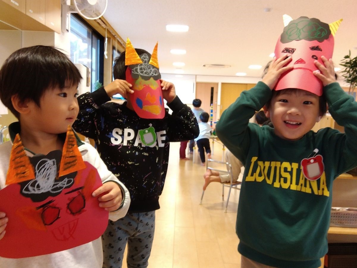 鬼のお面をつける子どもたち