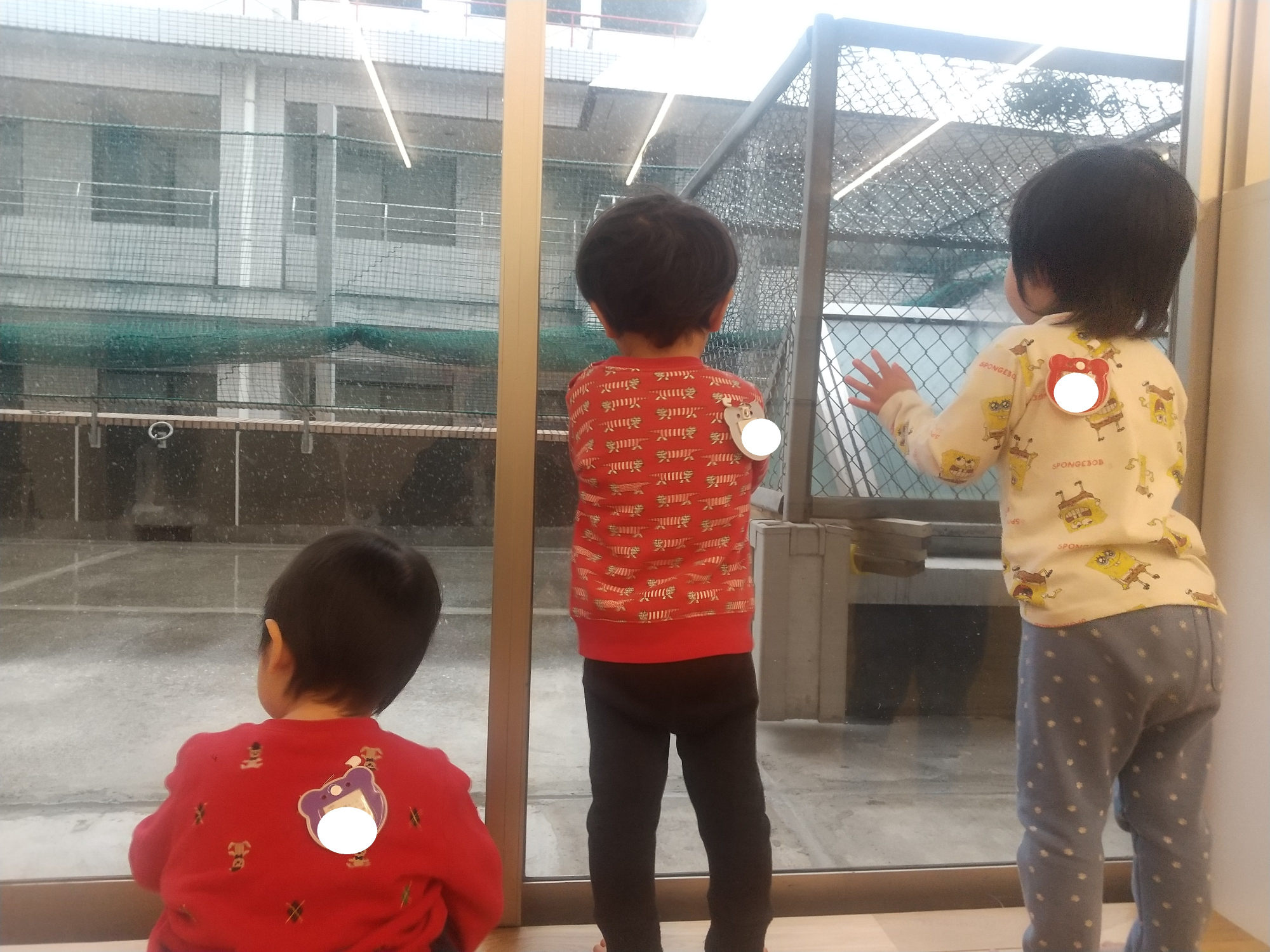 窓の外を眺める子どもたち