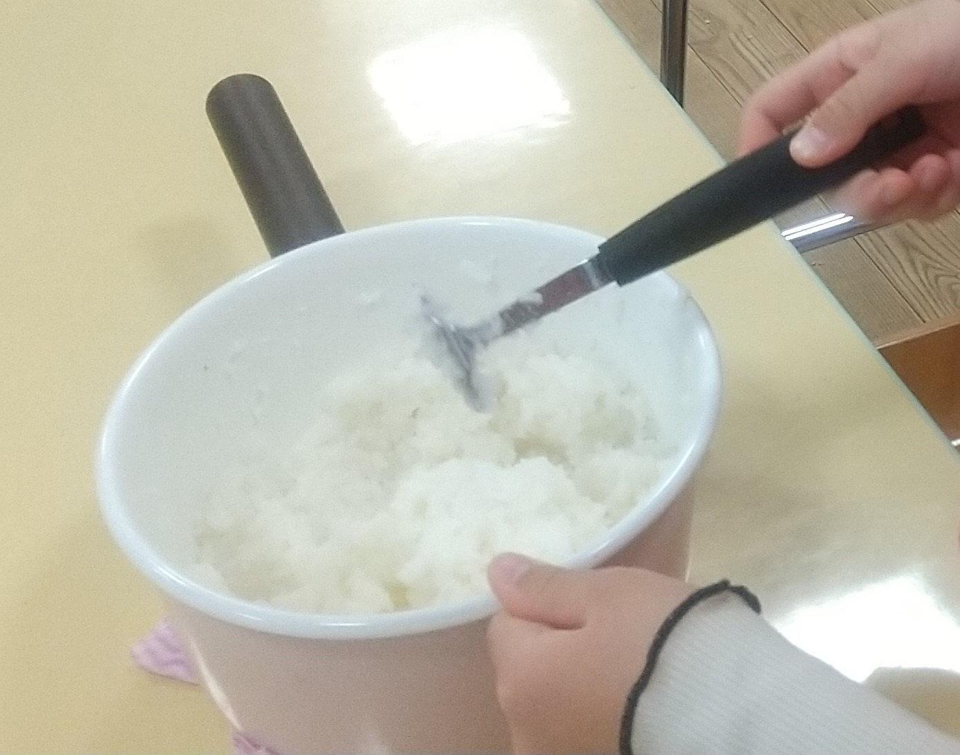 お米を潰す様子