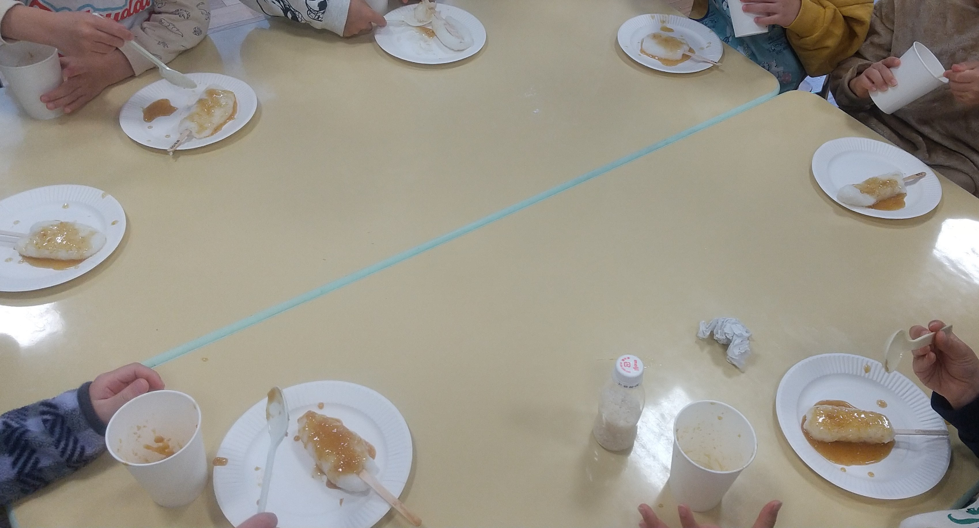 五平餅を食べる様子