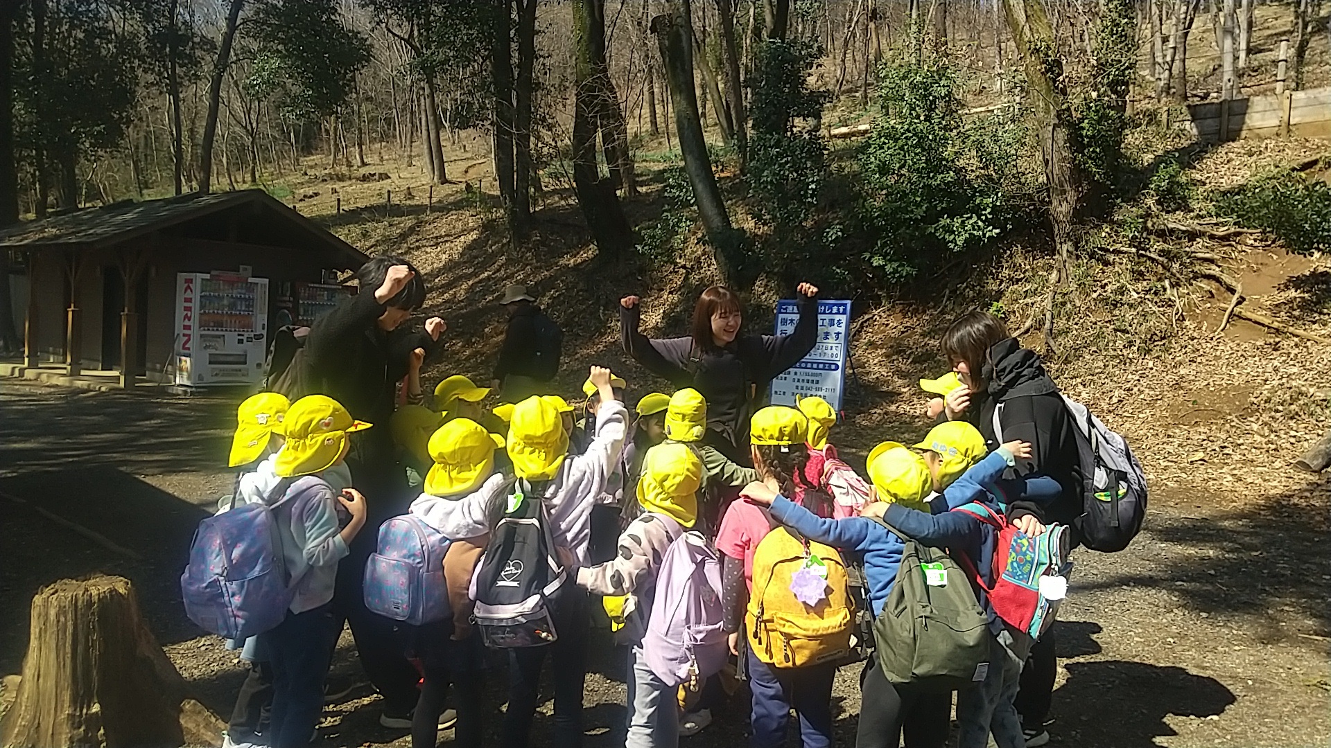 山登りに挑戦する子どもたち