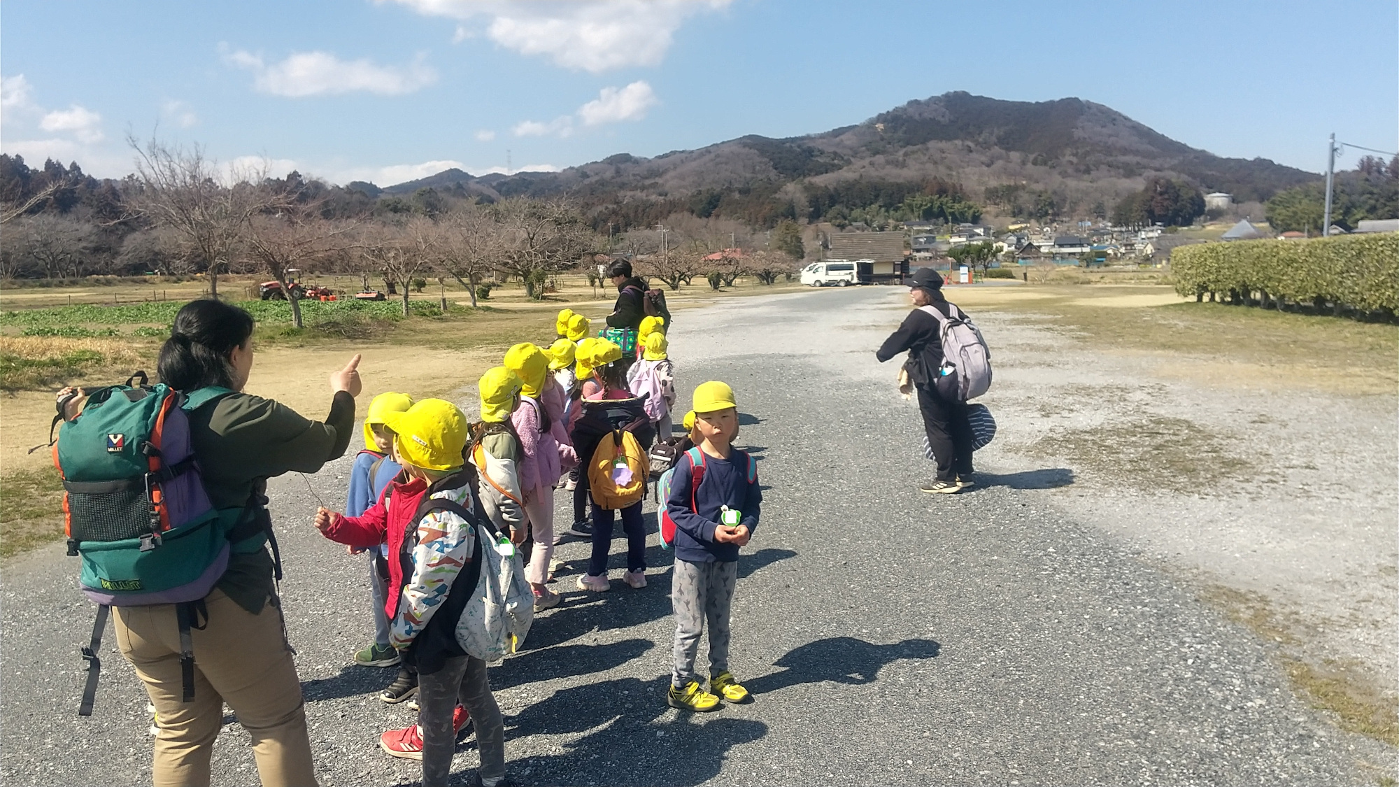 広場で一列になる子どもたち