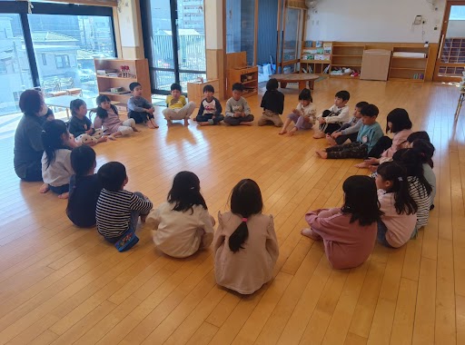 こめタイムに、子どもたちが輪になって座っている様子