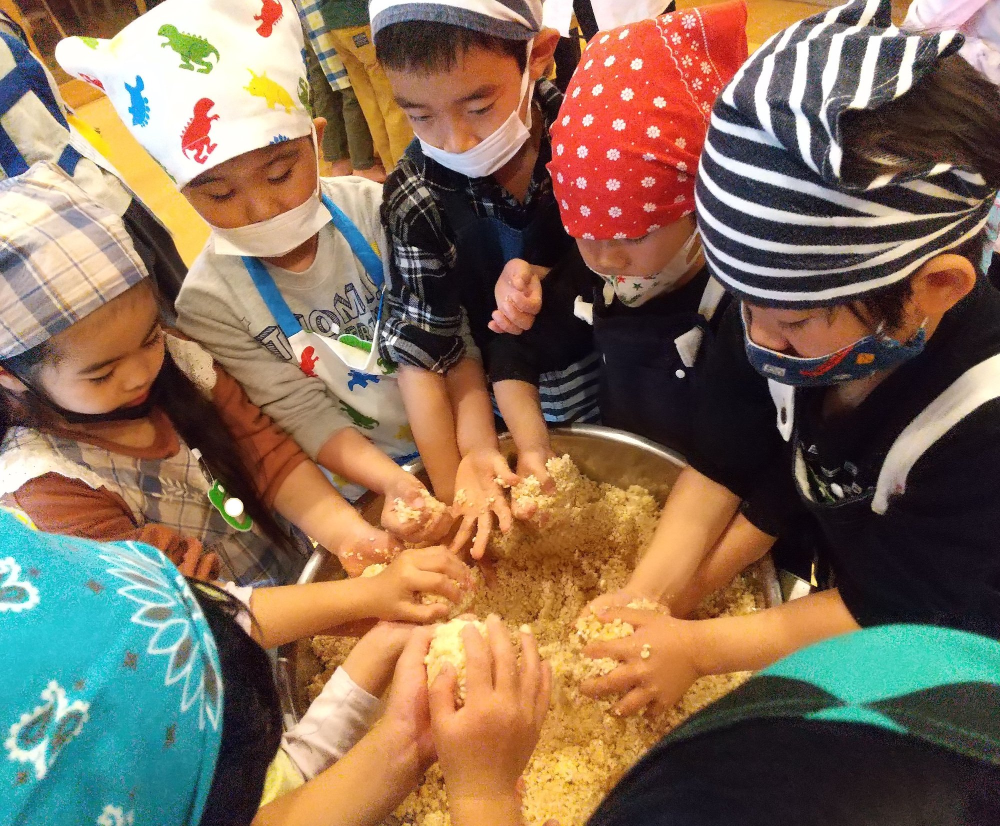 潰した大豆を丸める子どもたち