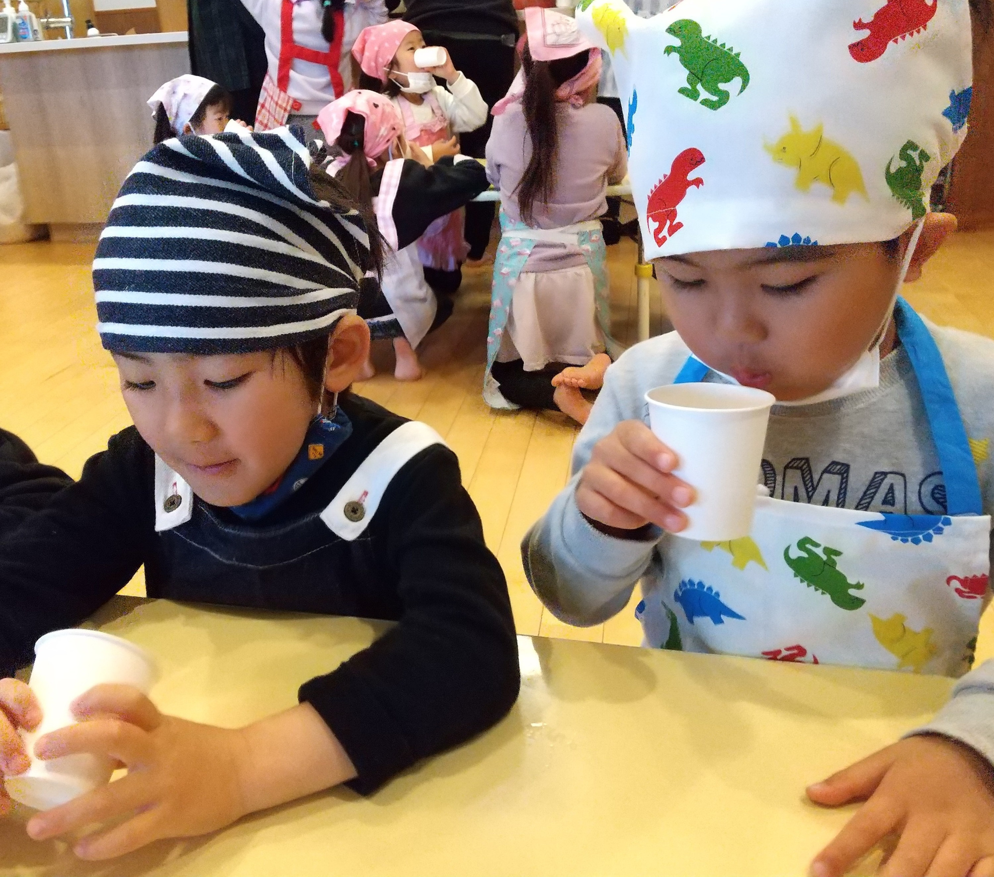 味噌汁を飲む子どもたち