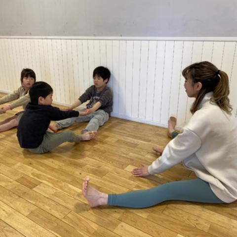 2人でできるヨガを教えてもらう子どもたち