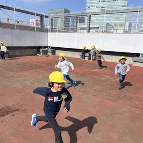 園庭で遊ぶ子どもたち