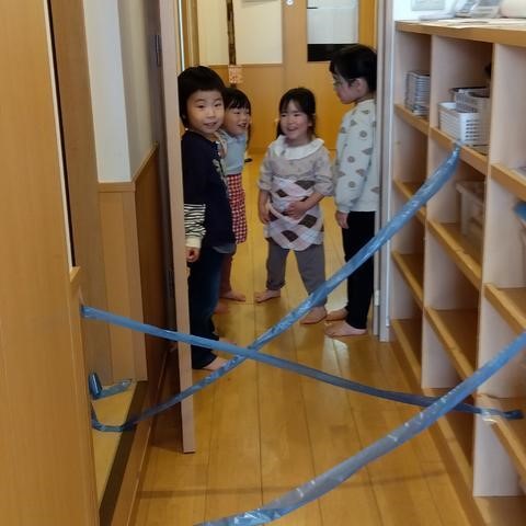 室内で遊ぶ子どもたち