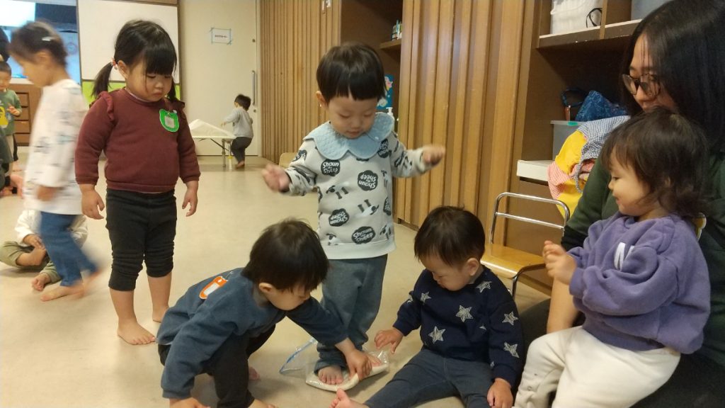 うどんを踏んでこねる子どもたち