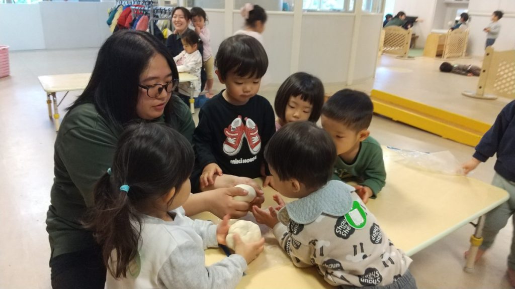 手で丸める子どもたち
