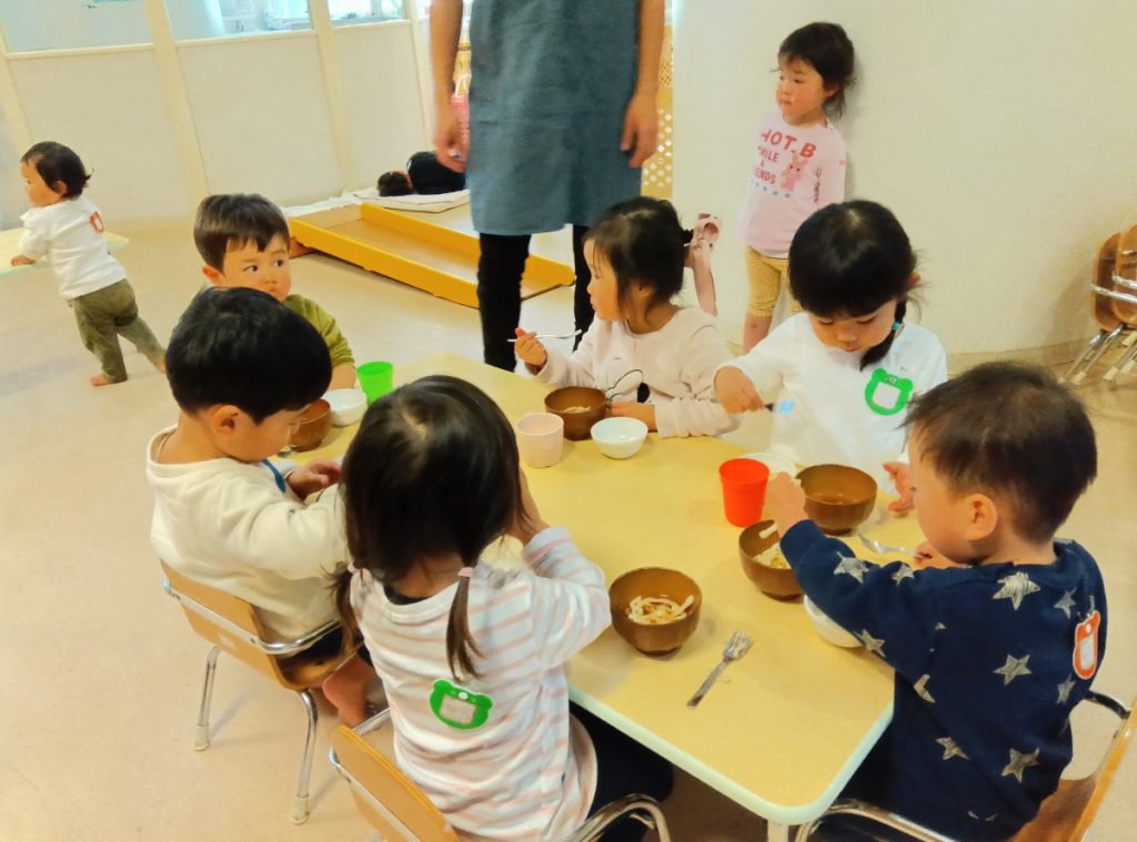 出来上がったうどんを食べる子どもたち