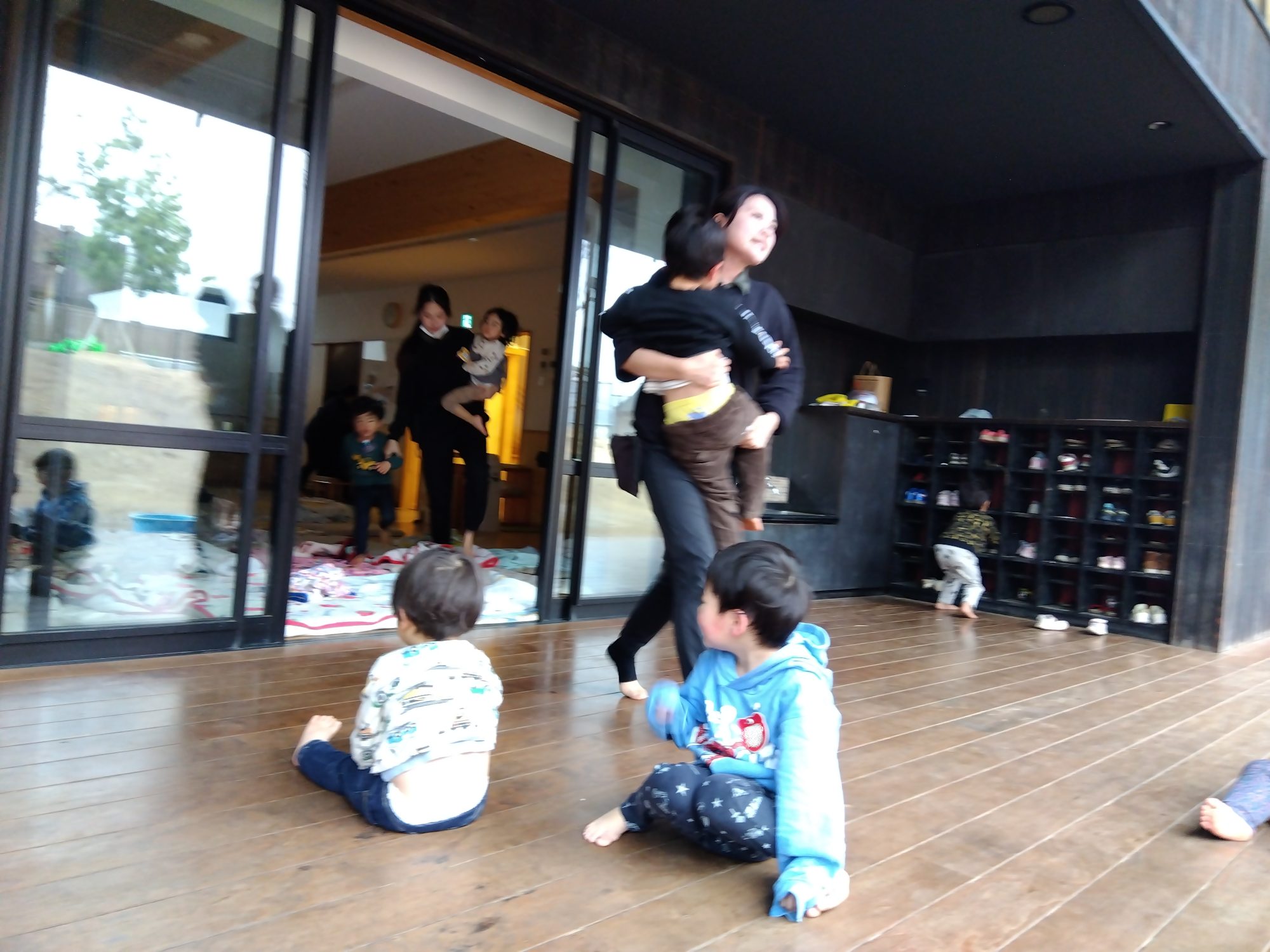子どもたちを抱っこして避難するスタッフたち