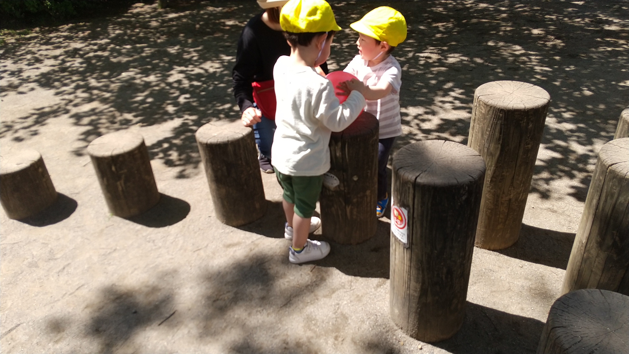 公園でボールを使って遊ぶ子どもたち